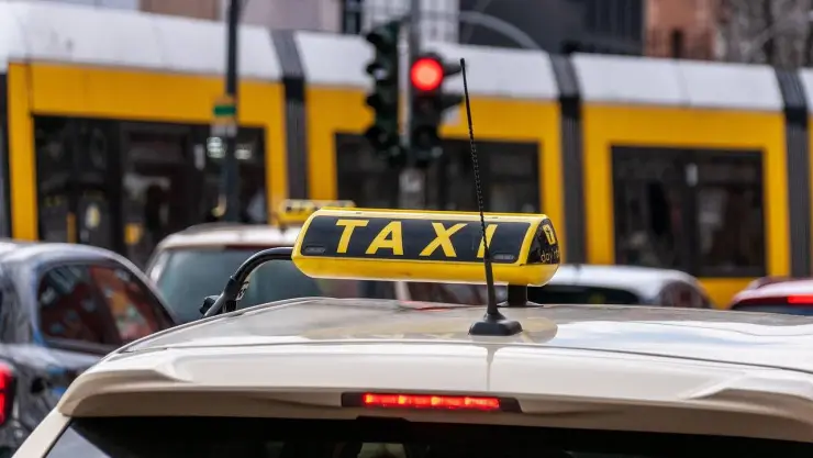 TAXI (2).jpg