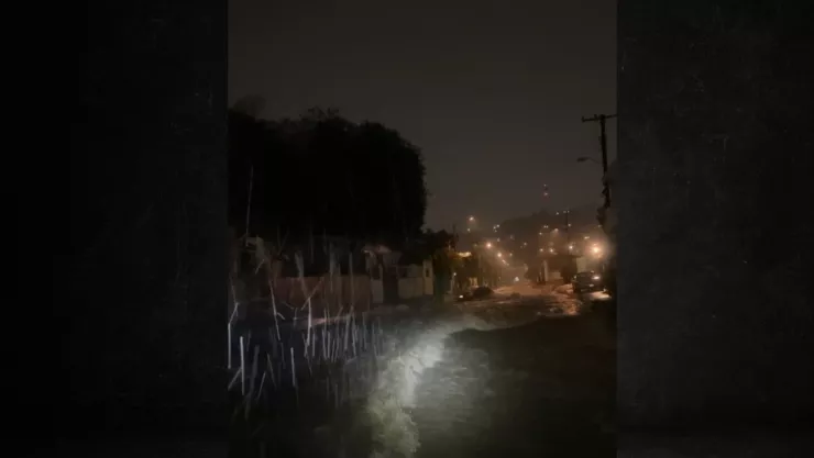 Carro fue arrastrado por las lluvias en Cañón del Pato en Tijuana el jueves 13 de febrero de 2025