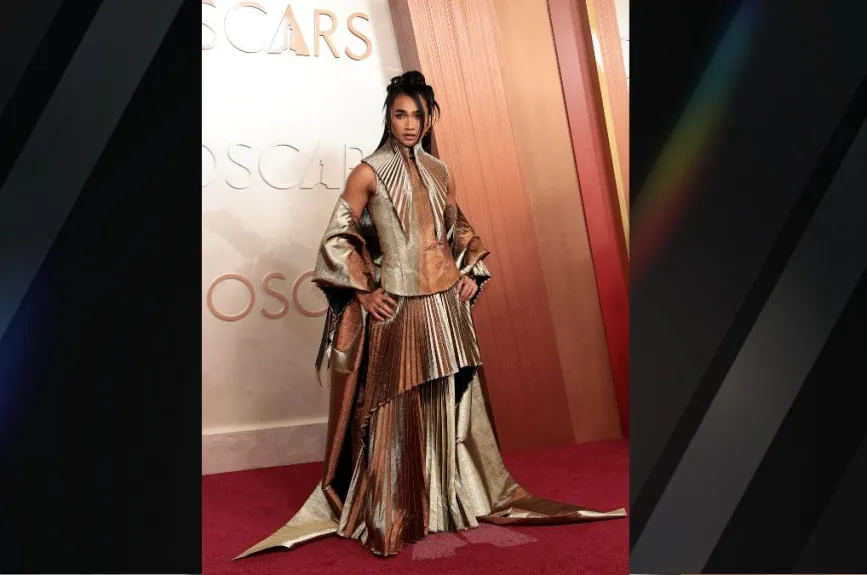Bretman Rock lució un vestido en colores metálicos, que no le favorecieron en la alfombra roja de los Oscars. | Fotos: Monica Schipper/Getty Images