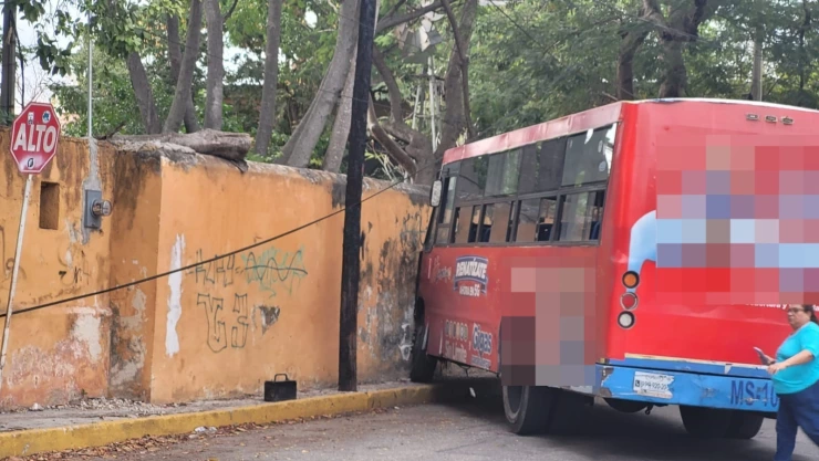 FOTOS: Reportan fuerte choque de camión de pasajeros en el Centenario