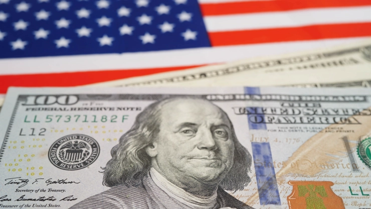 Billetes de dólares sobre bandera estadounidense