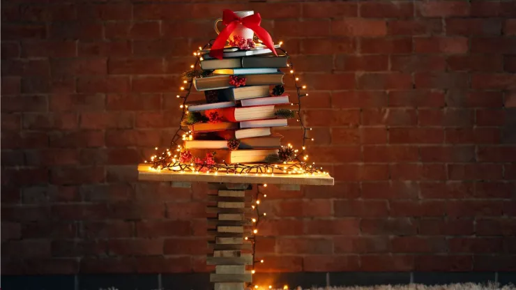 Armar un árbol de Navidad con libros es una opción perfecta para alternar con el pino tradicional.