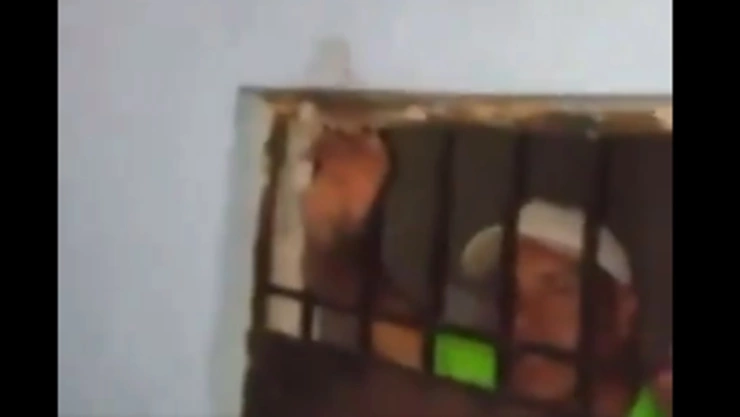 Hombre es retenido en calabozo de la iglesia de San Baltazar Atlimeyaya