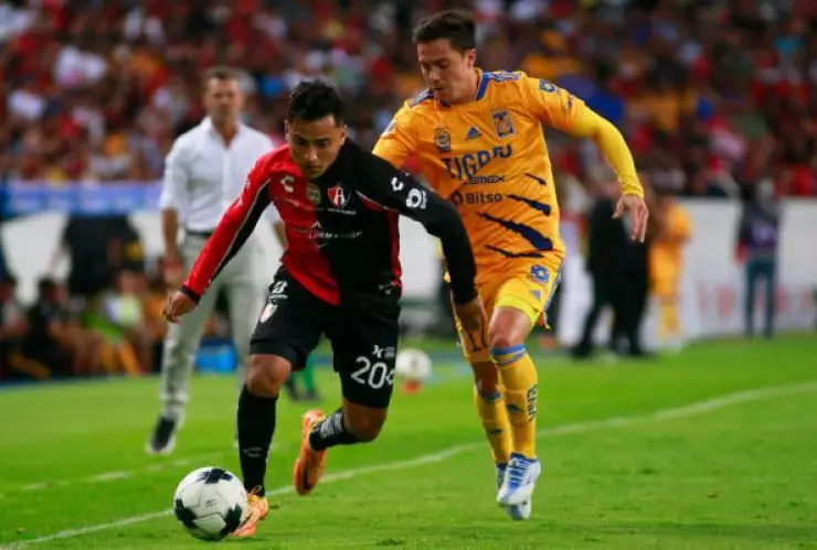 jairo-torres-of-atlas-fights-for-the-ball-with-sebastian-cordova-of-picture-id1394702991