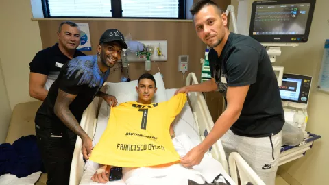 Dyogo Alves es visitado por el portero Diego Alves en su recuperación tras el incendio