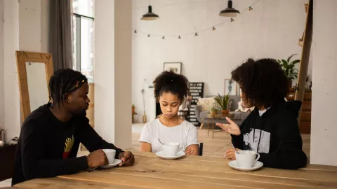 hablar de relaciones sexuales con hijo adolescente