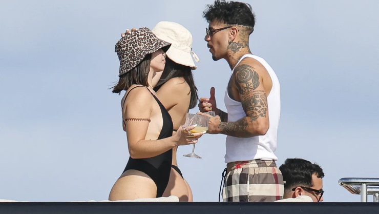 Rauw Alejandro con su chica.webp