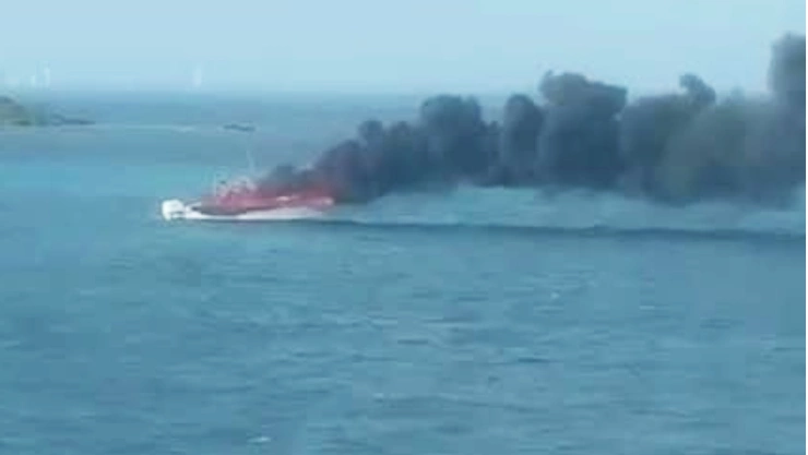 ¡ÚLTIMA HORA! Yate se incendia mientras cruzaba a Isla Mujeres; esto se sabe