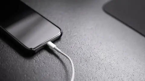 Por esta razón no debes dejar conectado el celular a la corriente