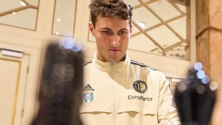 Santiago Giménez jugando ajedrez con el Feyenoord