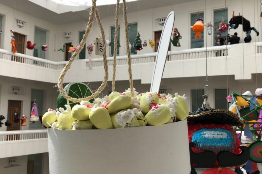 Con chile piquín y mayonesa se sirven las piñatas en el museo.
