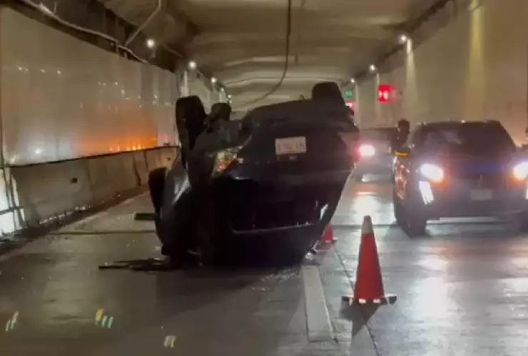 ¡Aparatoso! Vuelca vehículo en túnel sumergido de Coatzacoalcos ¿Cómo ocurrió?