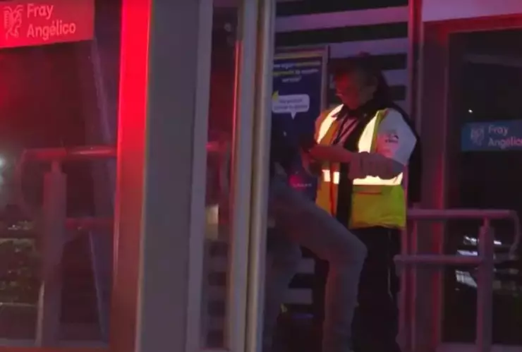 Joven se lanza puente para evitar asalto