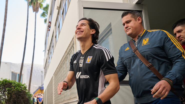 Diego Lainez con el equipo de Tigres