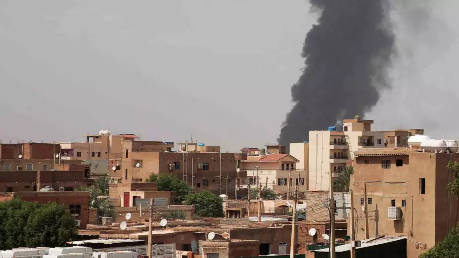 Combates en la ciudad de Jartum, Sudán, provocan una columna de humo.