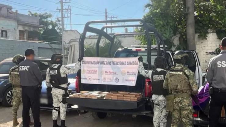 Aseguran camioneta abandonada con paquetes de fentanilo, en Villa Unión