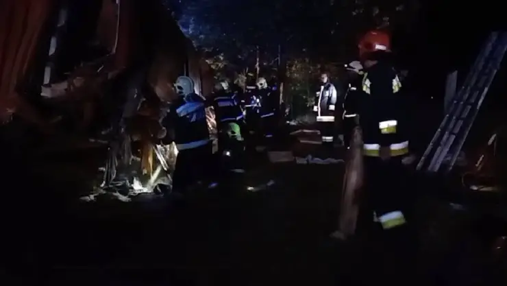 ¡HORROR! Hallan a TURISTAS MUERTOS dentro de AUTOBÚS en plena carretera