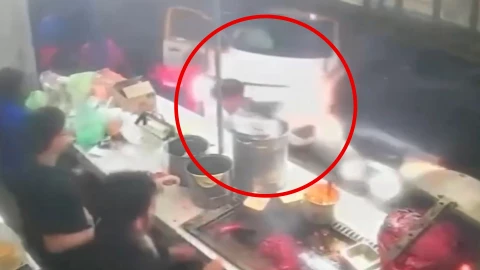 Mujer embarazada muere tras ser prensada por un auto en un puesto de tacos.