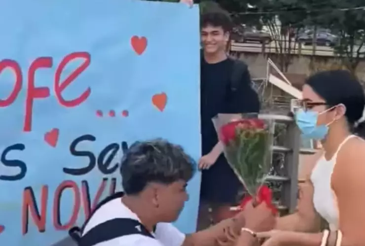 estudiante se le declara a su maestra