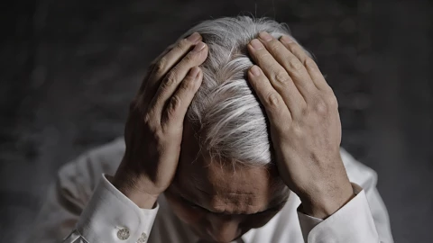 El tinte natural que puedes hacer con café para desaparecer las canas