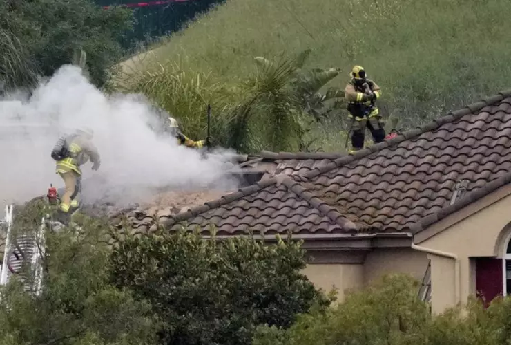 Avioneta se estrella contra casas en Los Ángeles.