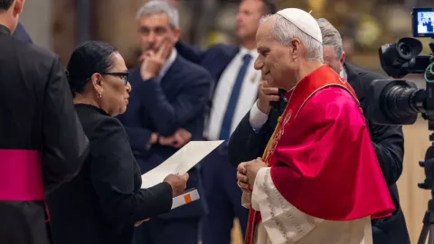 Rosa Icela Rodríguez entrega carta de invitación a México al papa León XIV
