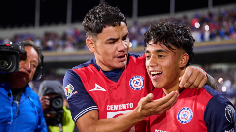 Amaury Morales es abrazado por el Toro Fernández