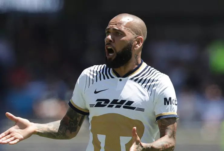 Dani Alves con la camiseta de Pumas