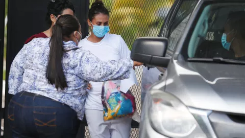 El Salvador libera a mujer condenada por aborto involuntario.