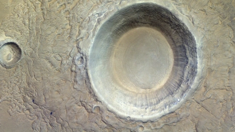 científicos-detectan-agua-congelada-en-volcanes-de-marte-video_crater_utopia