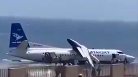 Avión se estrella en la playa hoy video