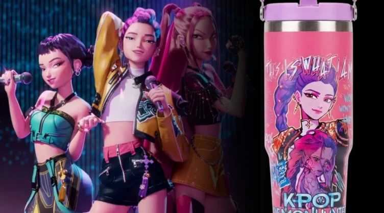 Estas 7 tazas y termos son perfectos para transportar tus bebidas calientes y son perfectos para un fan de k-pop Demon Hunters.
