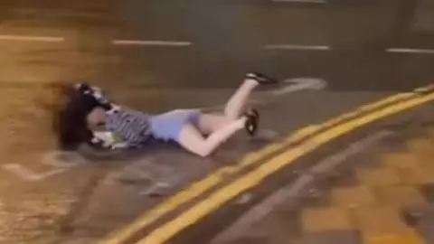 Mujer es arrastrada en tifón 