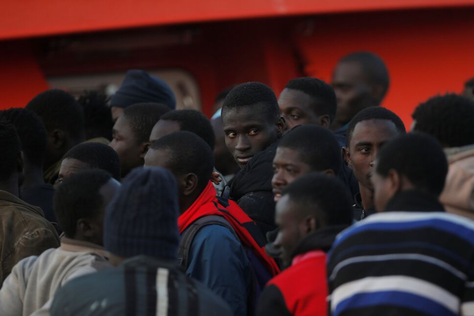 Los migrantes quedaron varados en la costa de Sicilia luego de que Italia les negó la entrada