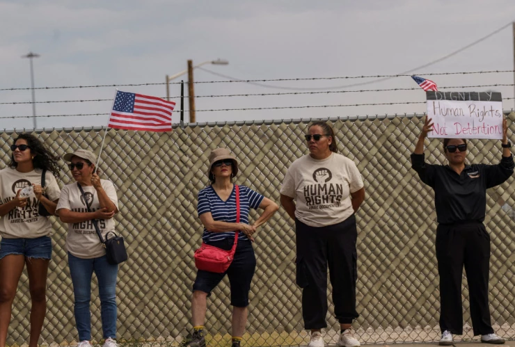 Personas con pancartas y banderas de estados unidos