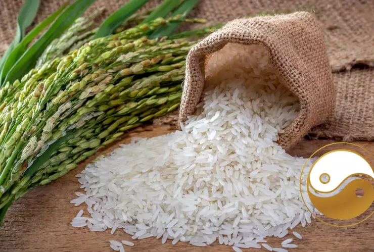 Los lugares donde debes poner arroz para atraer dinero