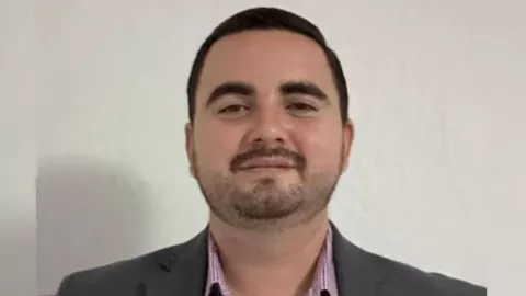 ¿Quién es Adrián Aguirre?