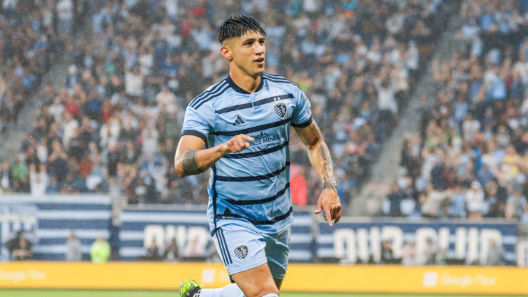 Alan Pulido celebra un gol con Sporting Kansas City