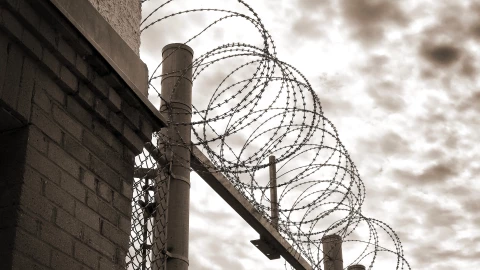 Muro alambrado en una cárcel.