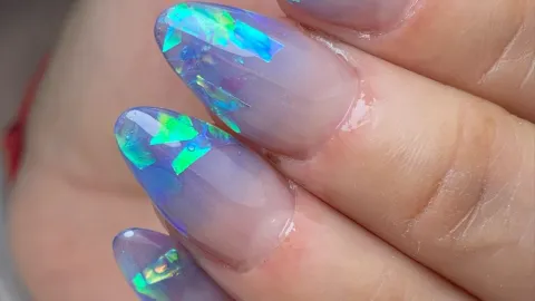 Las puntas con vidrio roto dan un aspecto artístico a las uñas