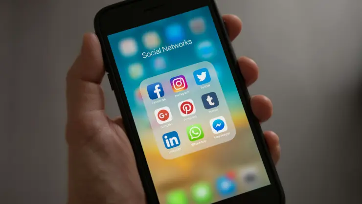 ¿Cómo evitar que WhatsApp pause audios al acercarte al celular?