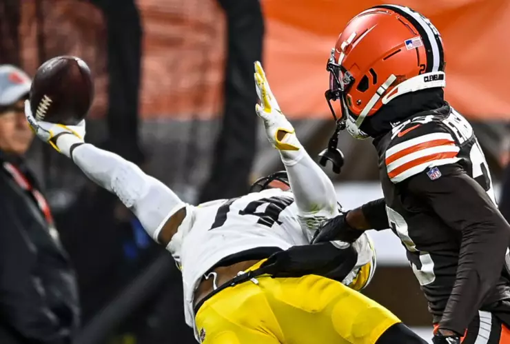 Geroge Pickens consigue una gran atrapada con los Steelers.jpg