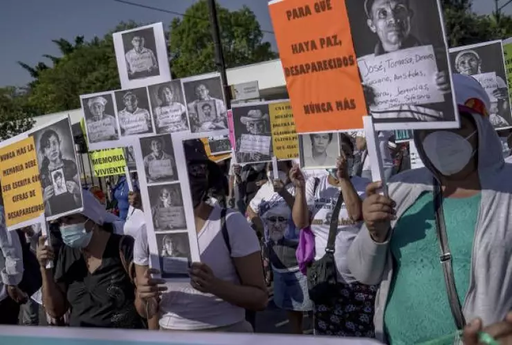 demonstrators-hold-placards-and-pictures-of-disappeared-victims-of-picture-id1237776600