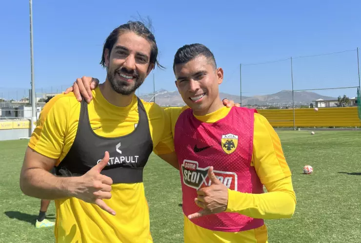 Rodolfo Pizarro y Orbelin Pineda con el AEK