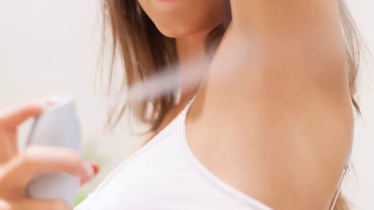 Retiran desodorante nuud del mercado en Francia por aparición de quistes en las axilas