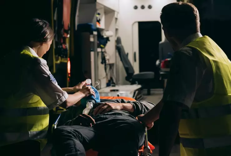 VIDEO: Motociclista pierde dos dedos en violento choque tras invadir carril contrario en Puebla