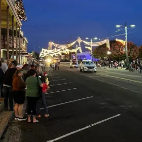 Habitantes de Schulenburg miran un desfile nocturno por las calles del pueblo.