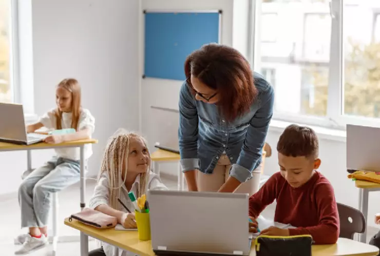 Madre golpea a docentes.