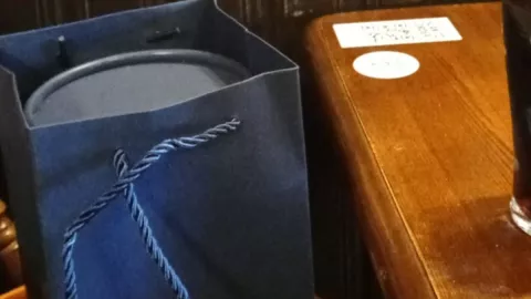 Hombre pierde las cenizas de su madre tras noche de copas. (VIDEO)