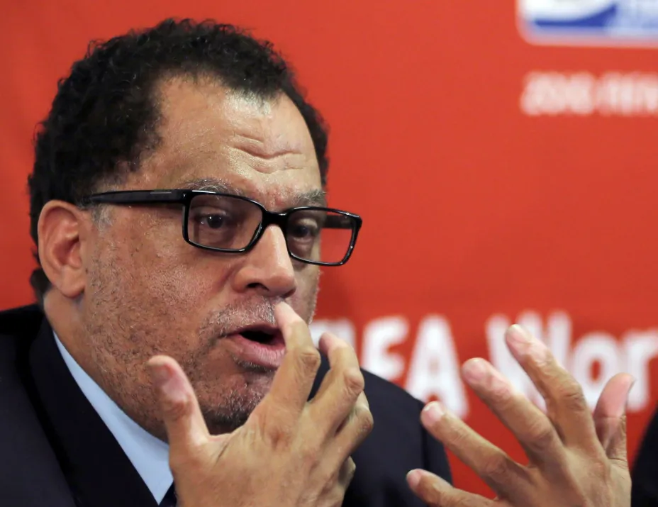 Presidente de federación de fútbol de Sudáfrica arrestado por fraude y robo